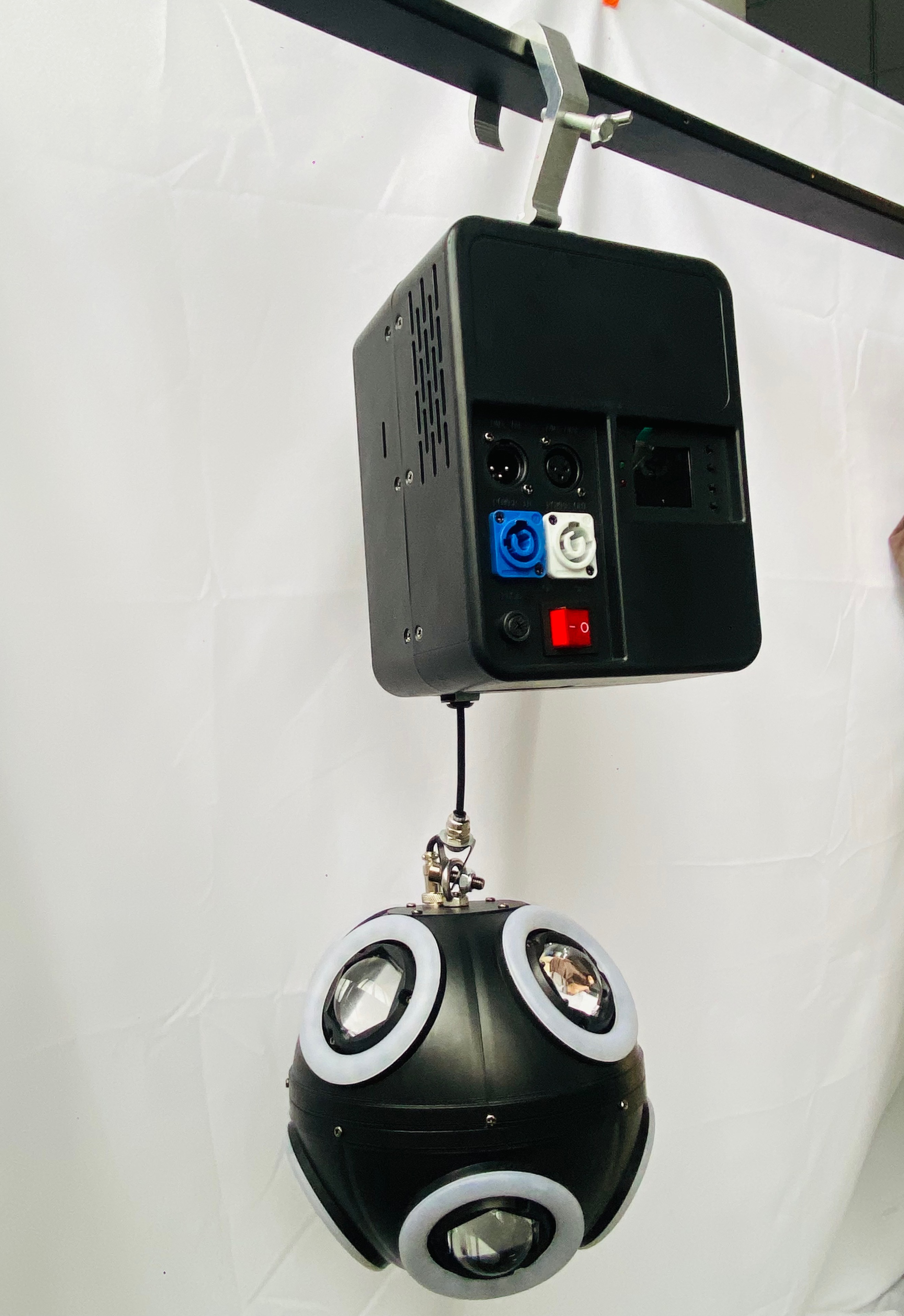 厂家直供更便宜LED升降足球灯条形效果矩阵点控染色爆款3D舞台灯