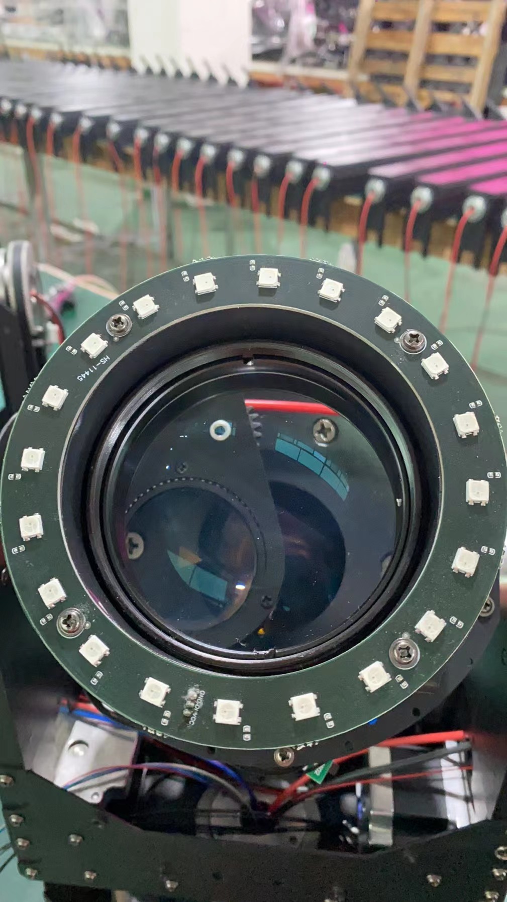 工厂供应 150W LED 迷你摇头聚光灯带 LED 背景灯 dmx 舞台照明